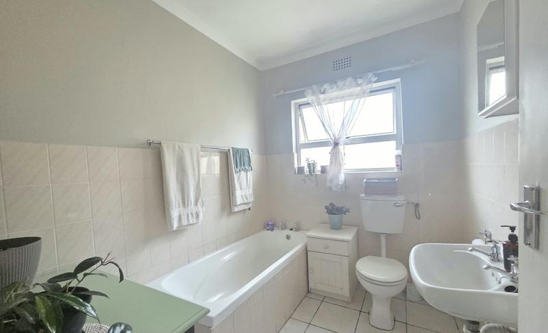 3 Bedroom Property for Sale in Oakglen Western Cape
